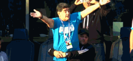 就在中场的时候,有目击者看到马拉多纳在被两名保安搀扶出场,像是身体