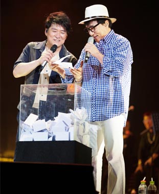 周华健北京演唱会成龙助阵，合唱《真心英雄》掀高潮