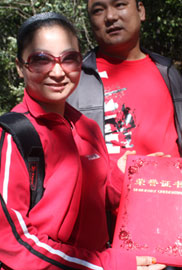 登山结束 汗水化为幸福的微笑