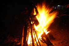 红叶节帐篷篝火晚会 尽情狂欢 