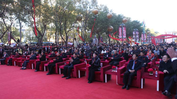 洛阳建业凯旋广场盛大启幕  成龙出席开幕盛典 