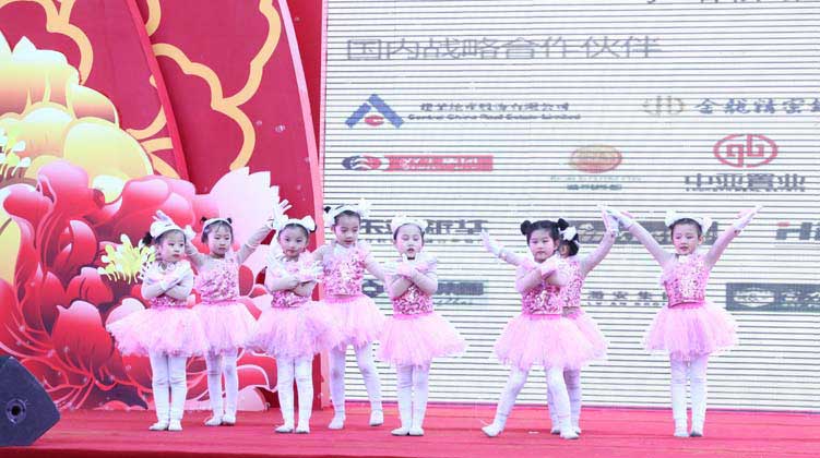 洛阳建业凯旋广场盛大启幕  成龙出席开幕盛典 