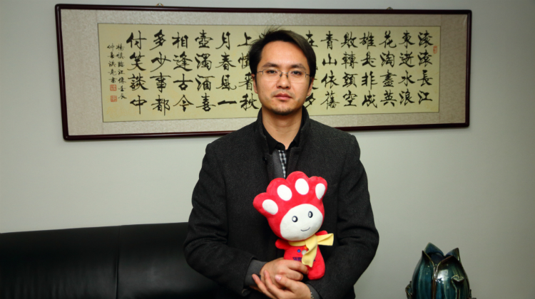 大商集团郑州地区集团（河南区）副总经理李华伟与河南一百度吉祥物合影