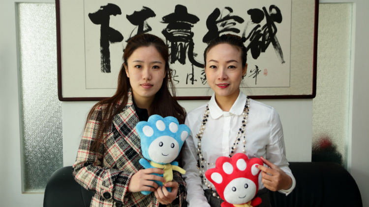 河南松灵文化传播有限公司董事长任浩洋与河南一百度吉祥物合影