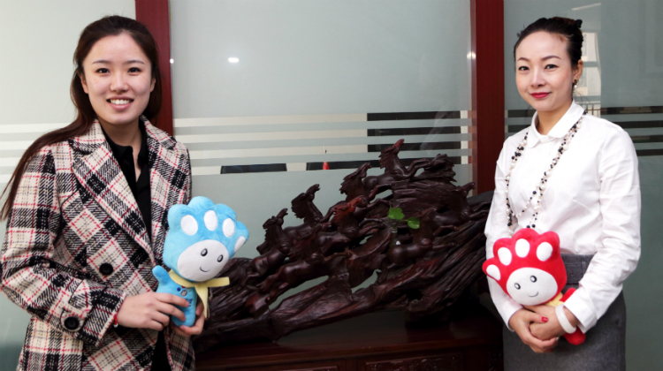 河南松灵文化传播有限公司董事长任浩洋和主持人合影