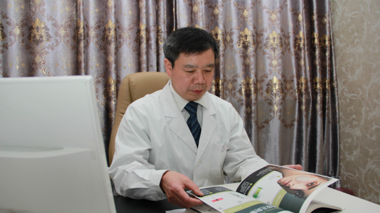 工作中的郑州予美整形美容医院院长宋茂启