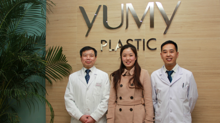 郑州予美整形美容医院院长宋茂启、医师朱医生和河南一百度主持人合影