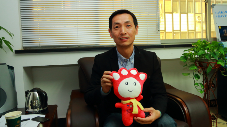 郑州市仟吉食品有限公司总经理杨清华和“嘟嘟”合影