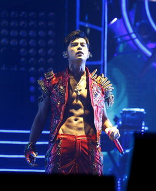 周杰伦在演唱会上炫腹肌