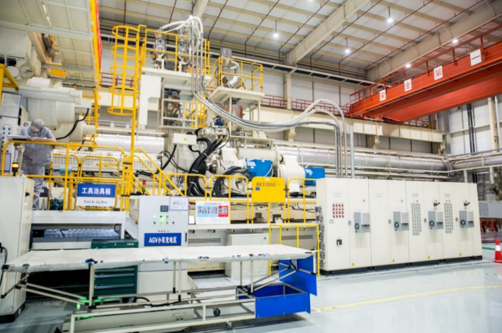 38%的总装车间,拥有全球最大吨位3300t双螺杆注塑成型机的树脂车间等