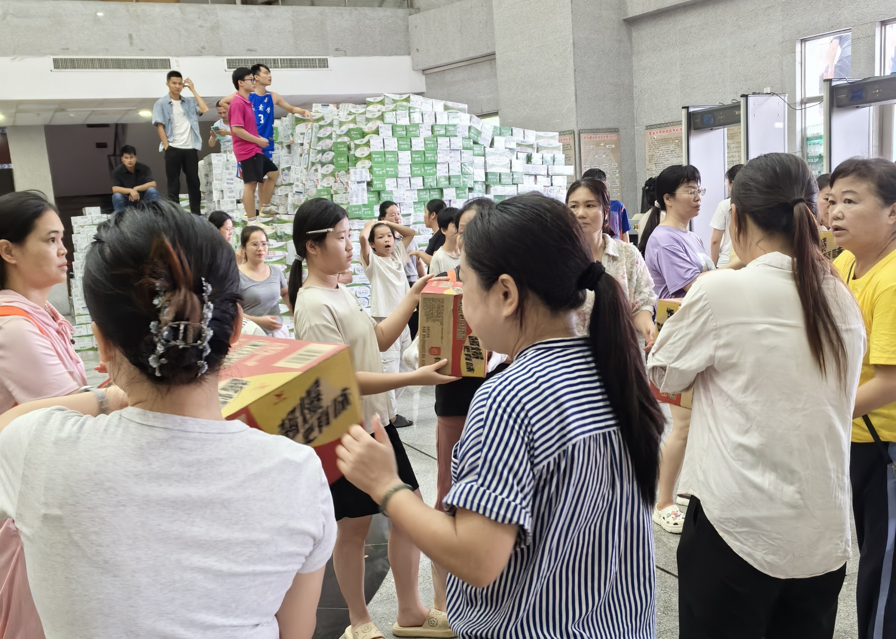 \\clicshnas01\Userdata\16100453\Desktop\广西防汛抗洪救灾\图片\素材2：中国人寿寿险贵港分公司同心聚力战洪灾\贵港分公司员工和业务员参与救灾物资搬运志愿服务工作.jpg