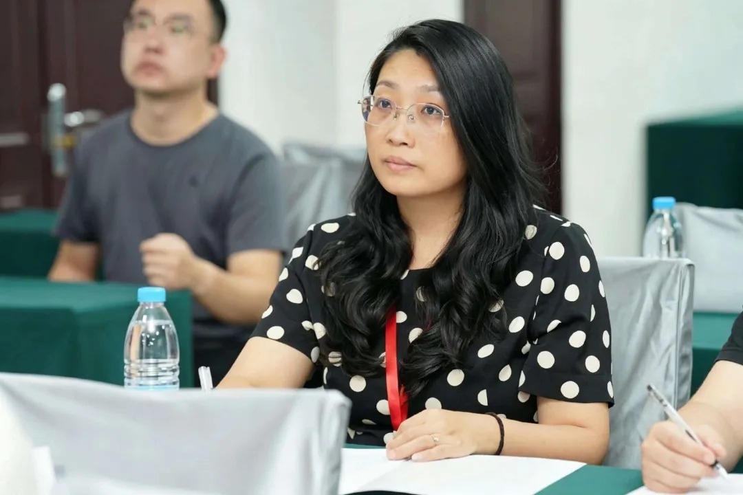追光引路人・教师节系列 || 在原子与公式的褶皱里，她听见种子破土