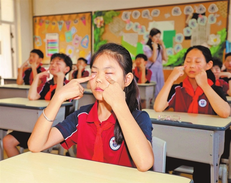 小学生做眼保健操守护视力