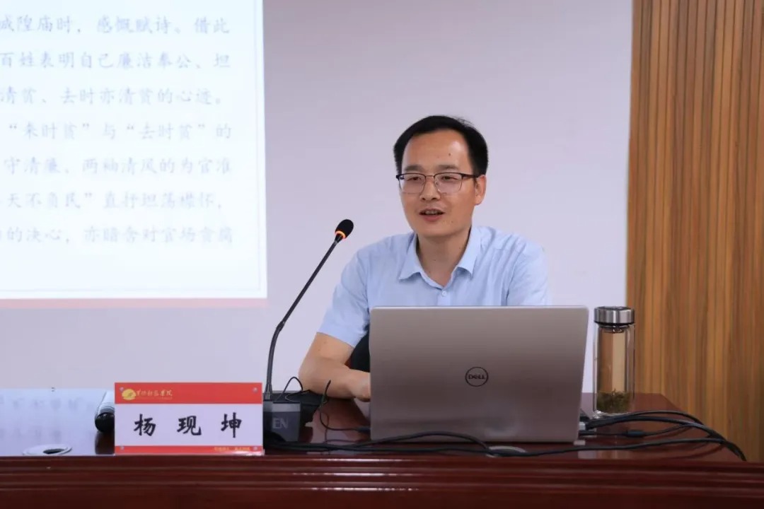 追光引路人・教师节系列 || 他让理论“活”了，也让青春“稳”了—