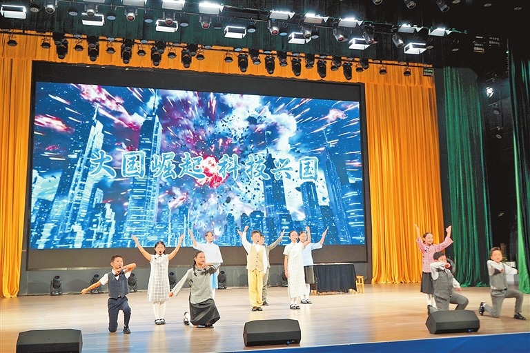 施一公在科学教育“开学第一课”上对话大中小学生 让科学的种子