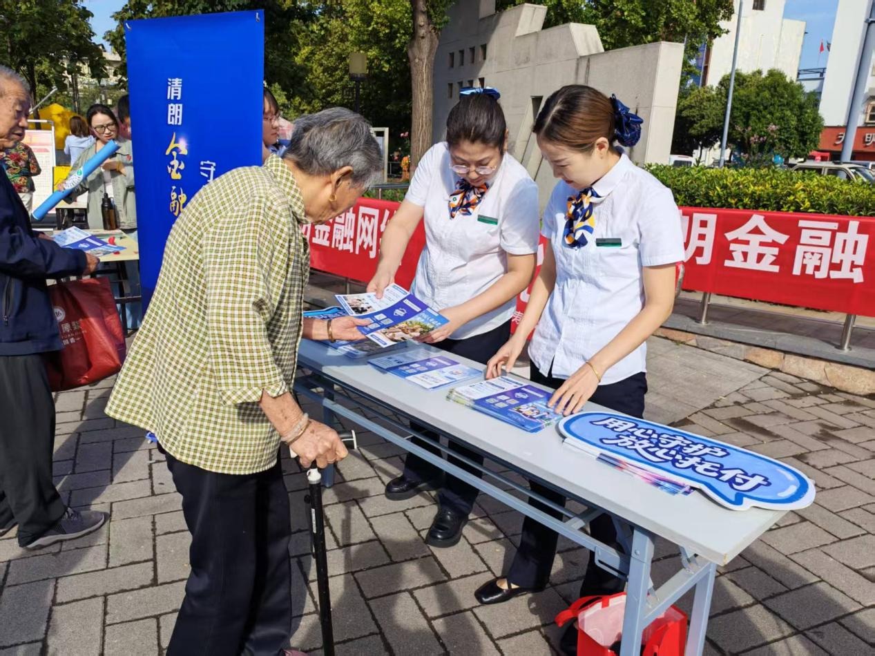 清朗金融护民生 安心消费暖人心——中国人寿巩义支公司开展金融