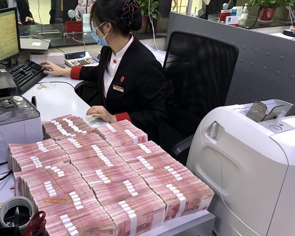 中信银行郑州分行为客户清点大额现金获好评