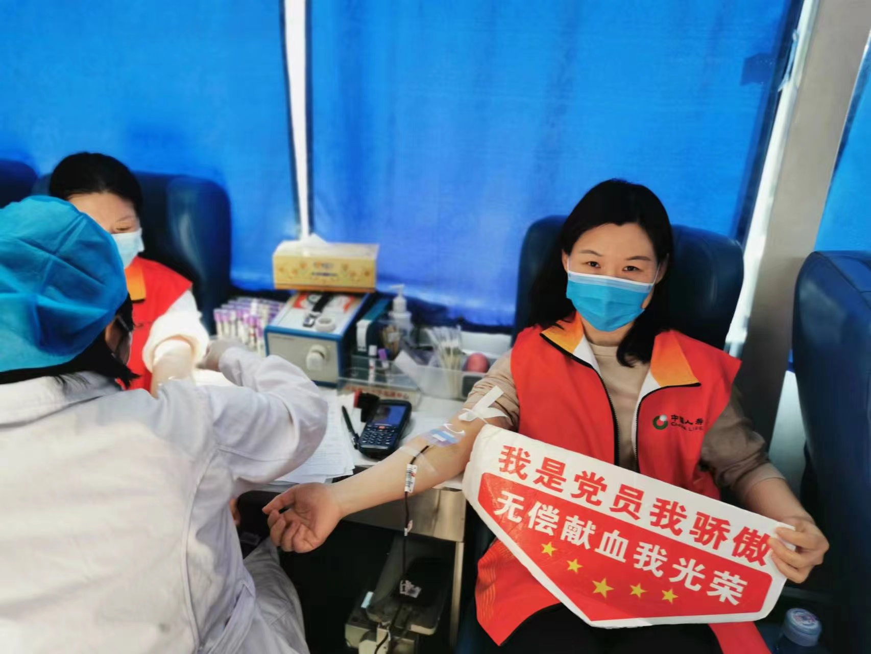 中国人寿河南省分公司机关组织开展无偿献血献爱心抗疫有我勇担当党员