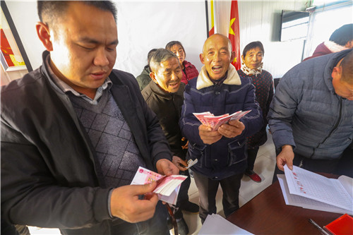 光山:领工资,迎新年,真开心