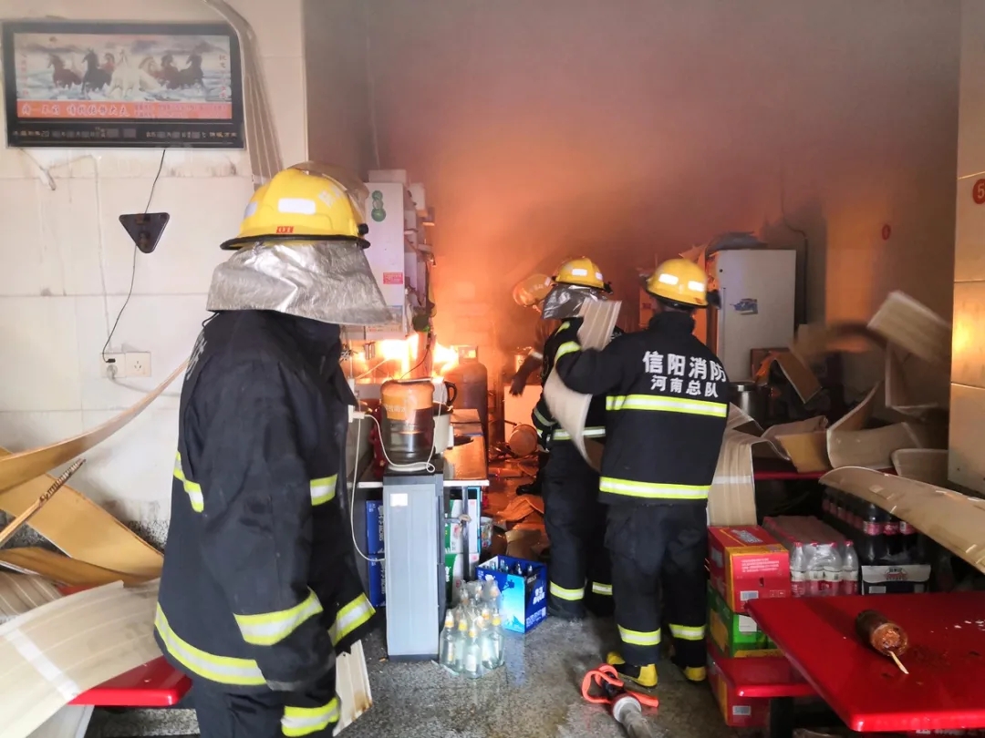 信阳一早餐店俩煤气罐着火屋内还有3个真为这次火灾捏把汗