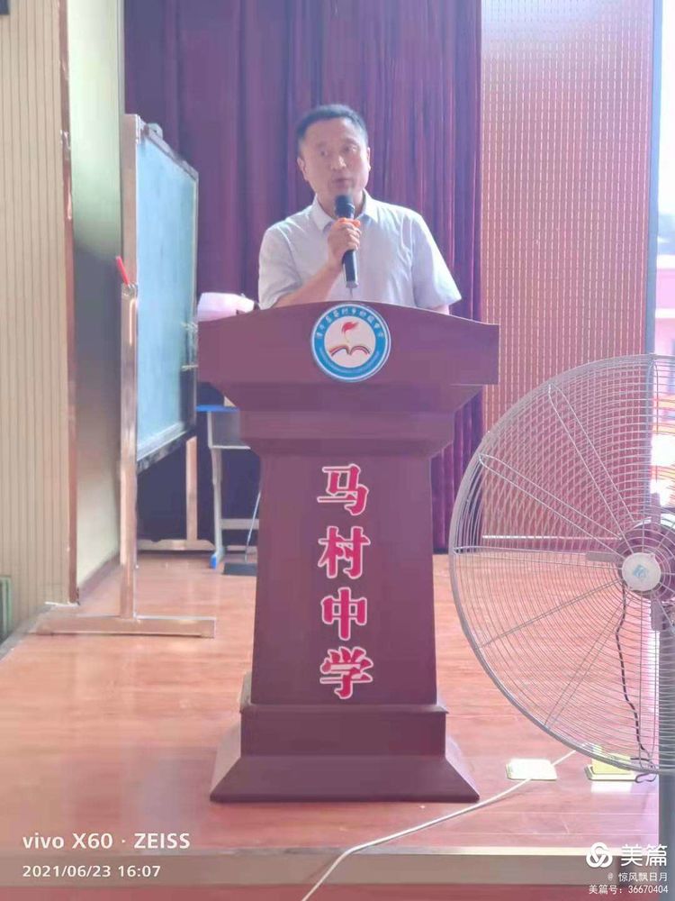 校长为部分优秀生代表颁发毕业证书冯国轩校长,冯叶固副校长,李自忠副