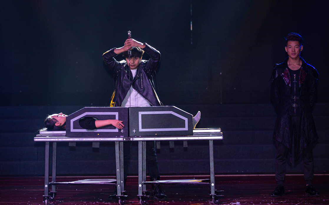 惊险刺激的人体"分割"术,超现实物体移位和穿透术,催眠幻术等多个