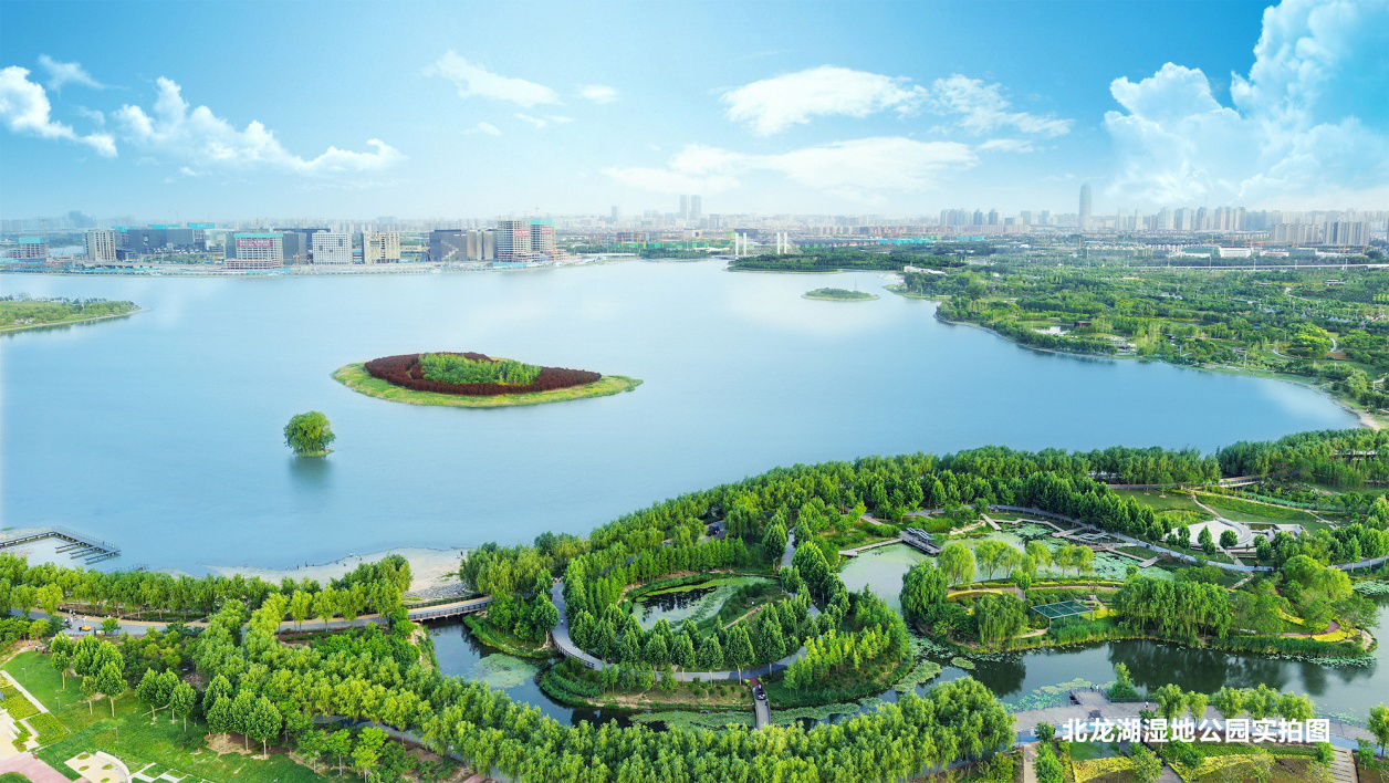 湖居,距离8400亩龙湖水域直线距离仅约800米,北侧一路之隔即达魏河