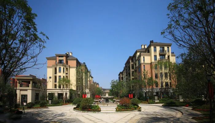 在中牟的开发史上,绿城·百合花园是一个堪称里程碑式的作品.