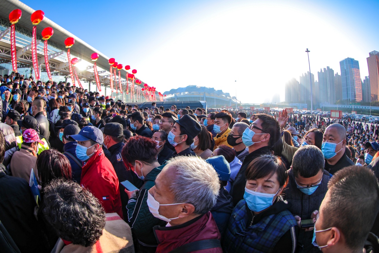 恒大9新盘半天销售80亿 开盘现场人山人海