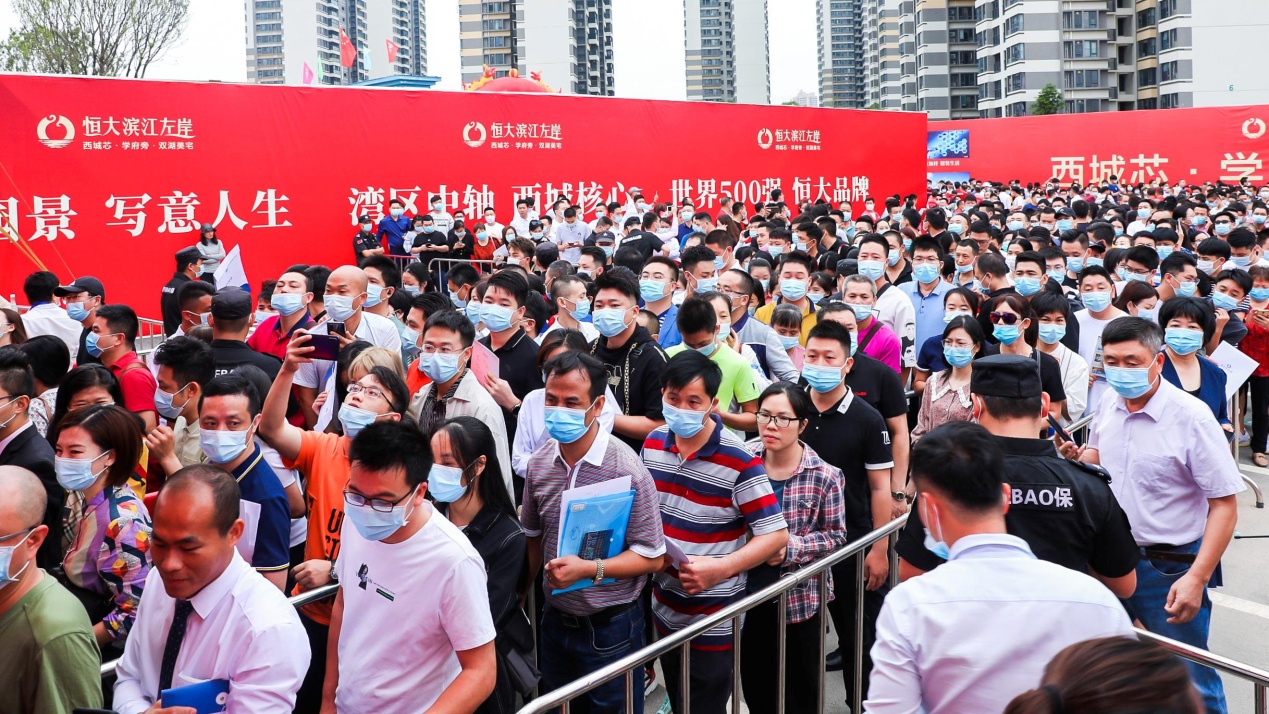 郑州房产 房产行业资讯 房产资讯在各楼盘开盘现场,万人排队抢房的