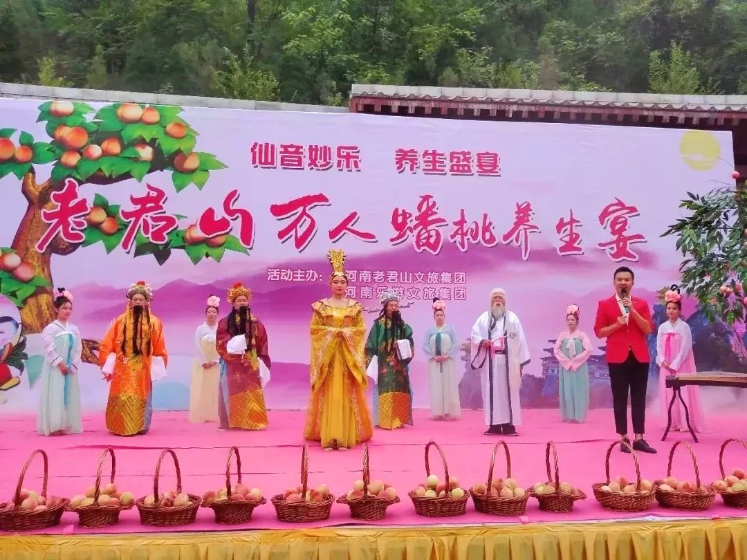 时, 盛夏七月,人间流火, 天干人燥,暑热心烦, 值此大暑,宜纳凉,品仙桃