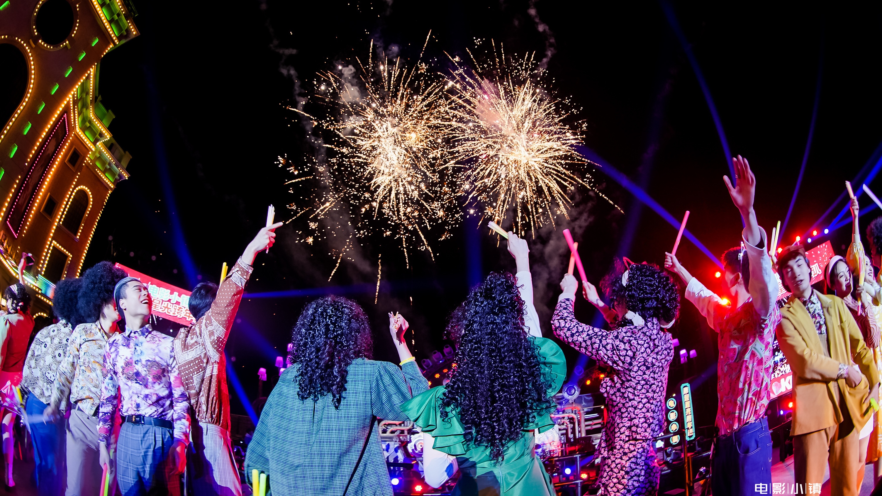 电影小镇摩登跨年引众多游客戏剧幻城亮相纽约展河南风采