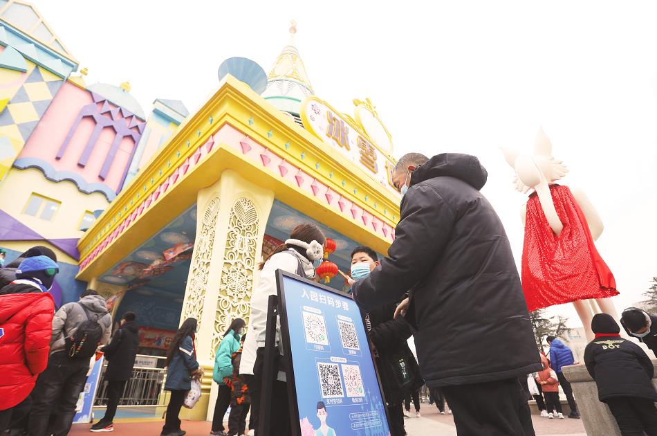 银基冰雪世界免票首日接待游客近8000人次.jpg