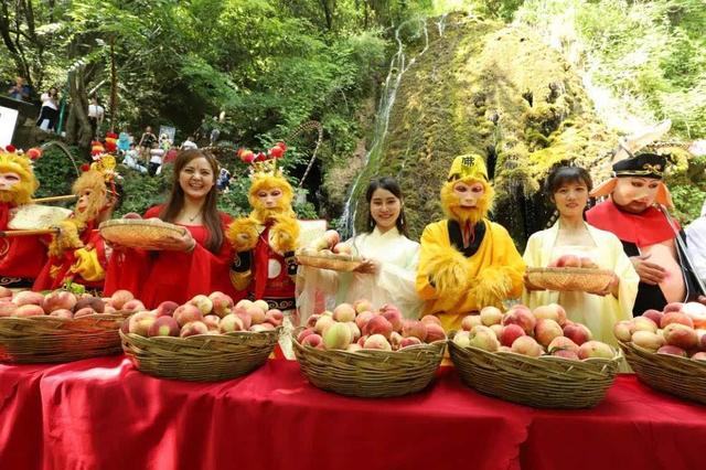 “孙悟空”“猪八戒”齐聚栾川,千斤蟠桃免费送游客!