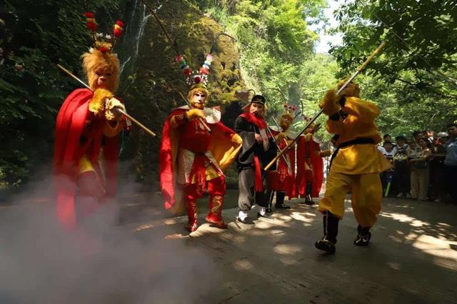 “孙悟空”“猪八戒”齐聚栾川，千斤蟠桃免费送游客!