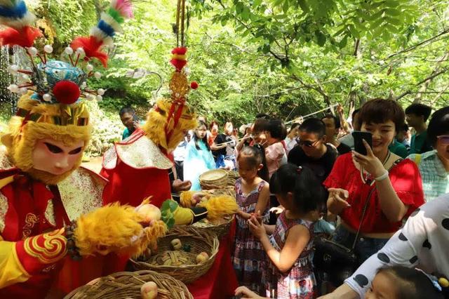 “孙悟空”“猪八戒”齐聚栾川，千斤蟠桃免费送游客!
