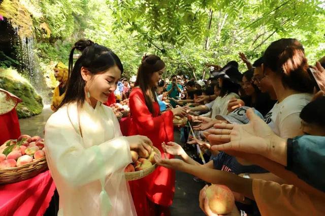 “孙悟空”“猪八戒”齐聚栾川，千斤蟠桃免费送游客!