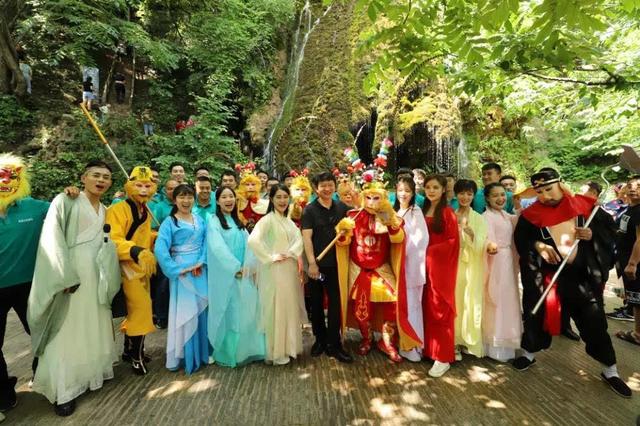 “孙悟空”“猪八戒”齐聚栾川，千斤蟠桃免费送游客!