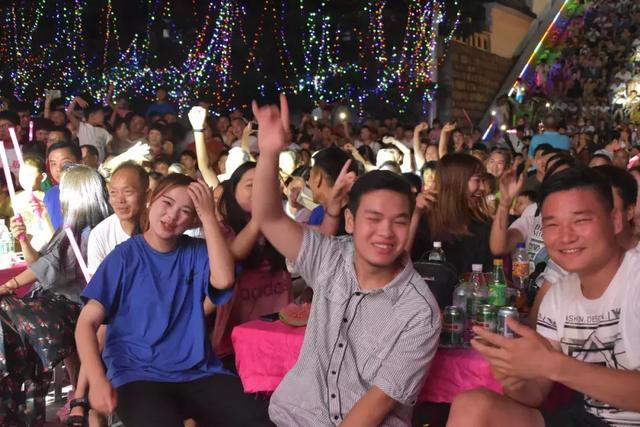 鸡冠洞与特斯拉相约，“香车美女·动感之夜”清凉来袭