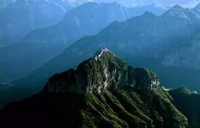 这些美景专属的季节里,你与这里只有一步之遥....