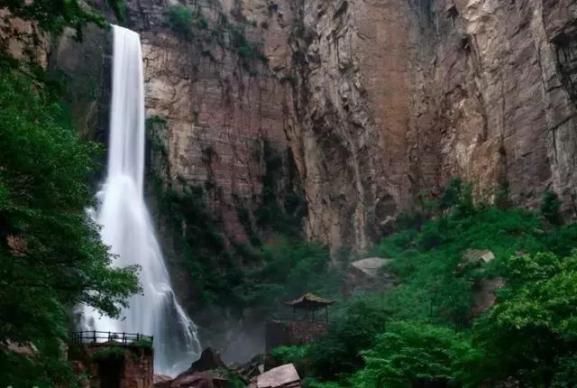 这些美景专属的季节里,你与这里只有一步之遥....