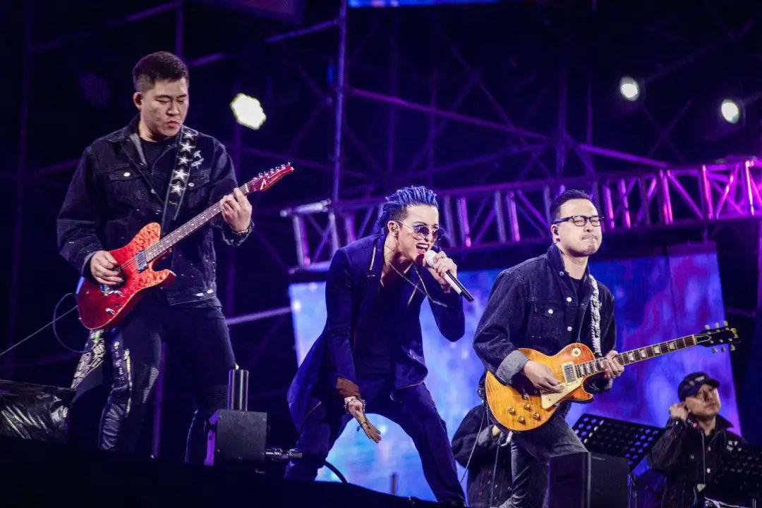 台上的他们也看到了你们对音乐的热爱  ▼  请多关照  ▼  刺猬乐队