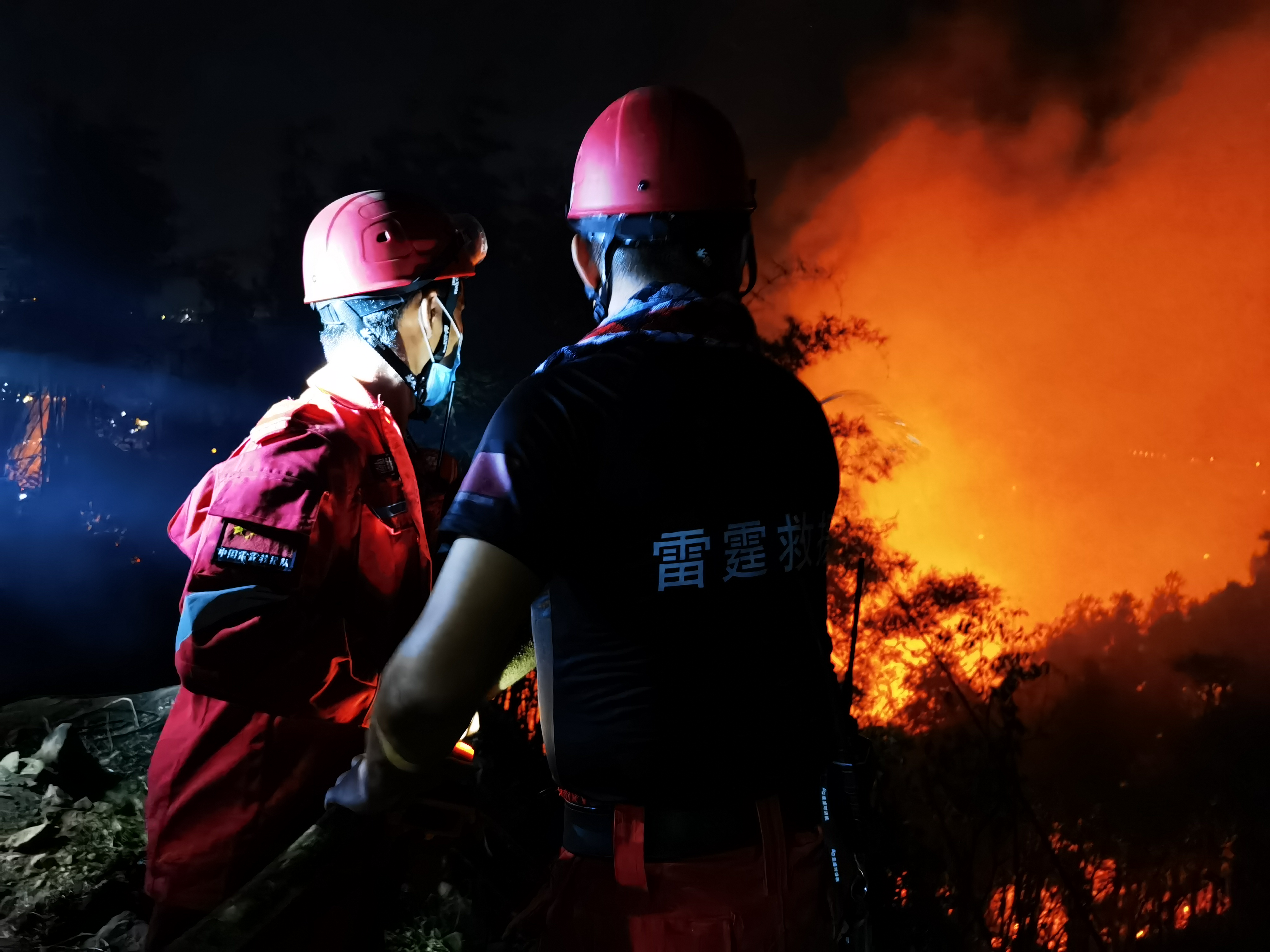 5a级森林保护区,和昆明的消防队员一起进行隔离带砍伐,灭火器运输工作