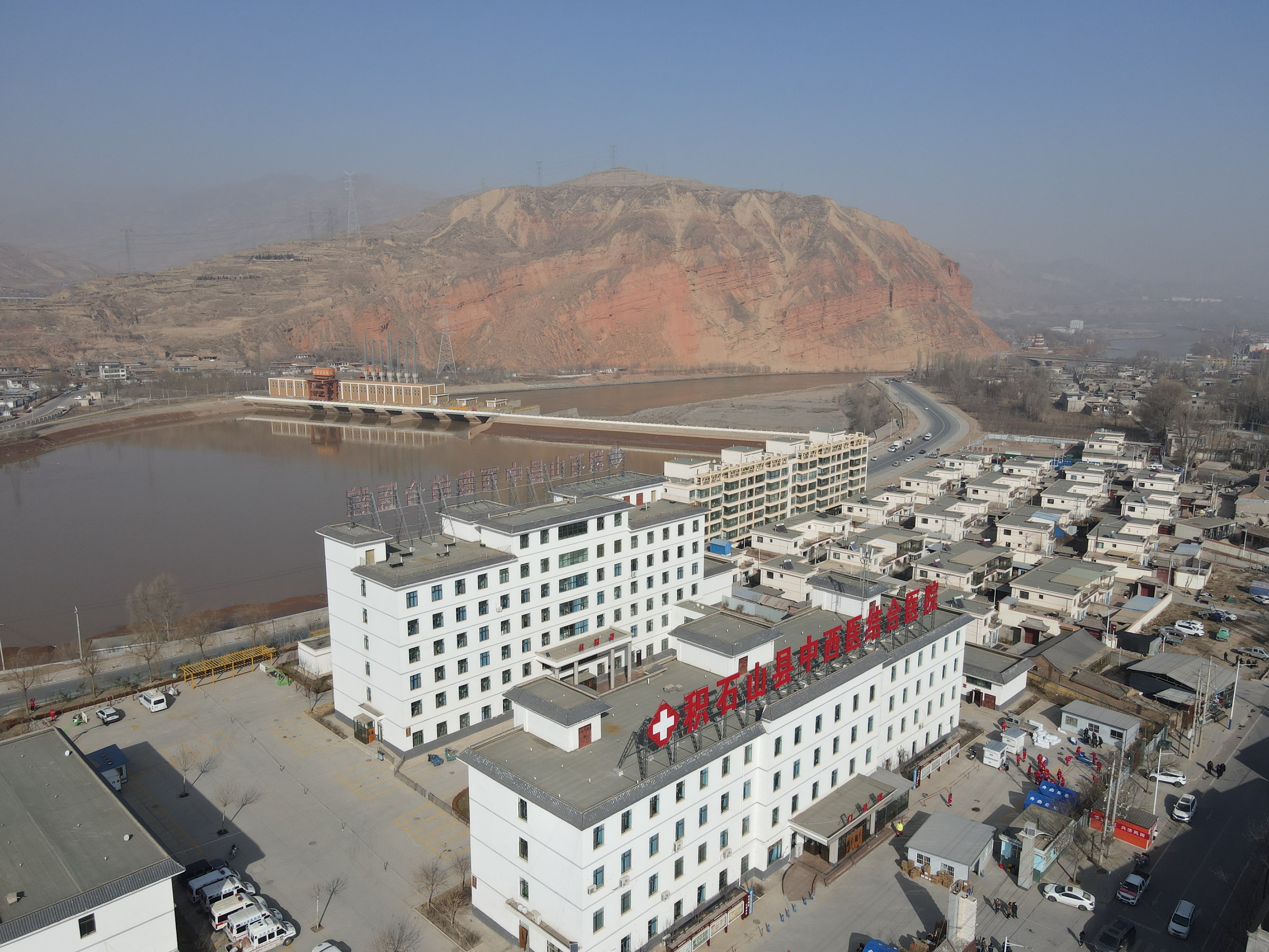 震后60小时探访积石山县最大安置点大河村来自河南的保暖鞋袜严寒中