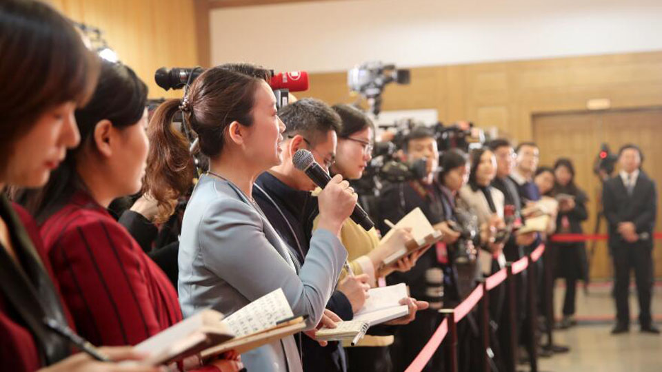 “委员通道”85后“民企少帅”带来一瓶小酒，内藏乾坤