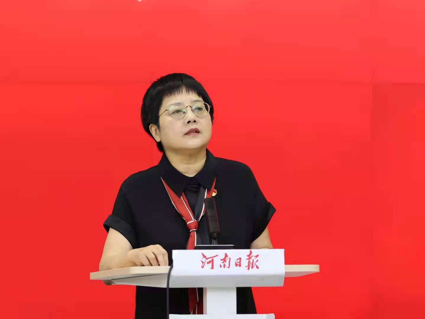 河南日报报业集团党委副书记,总编辑刘雅鸣主持启动仪式