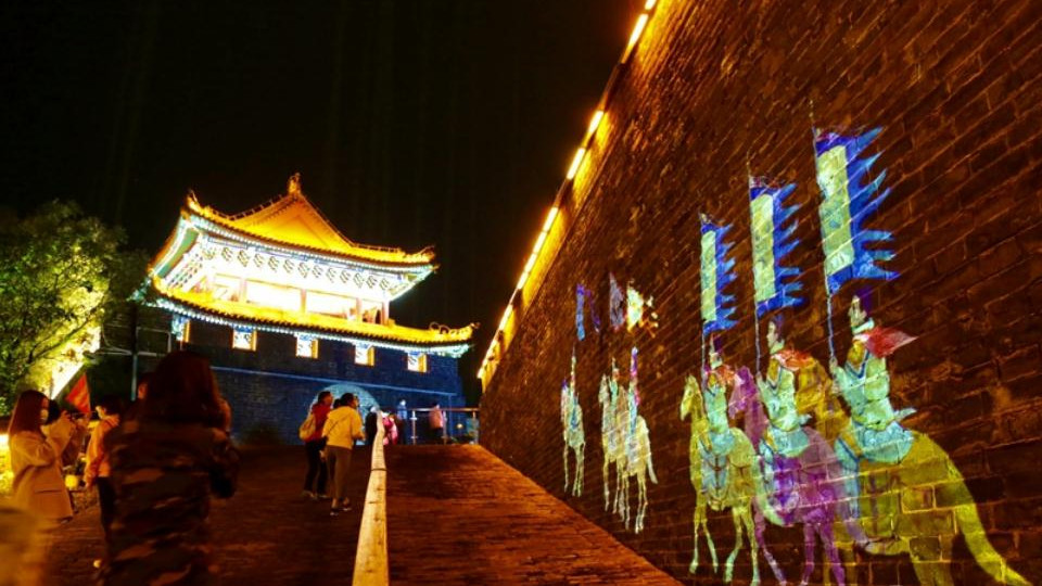 【母亲河畔的中国】采访团夜游开封城墙 感受厚重黄河