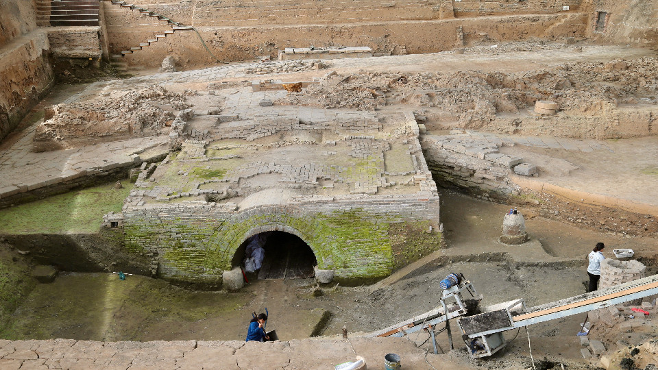 【母亲河畔的中国】湮没千年渐露真容 记者亲身体验州