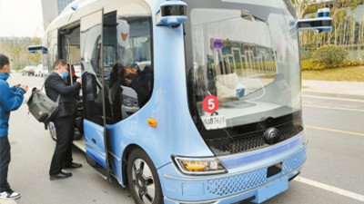 奋进新征程 建功新时代丨自动驾驶汽车有多聪明？看见垃