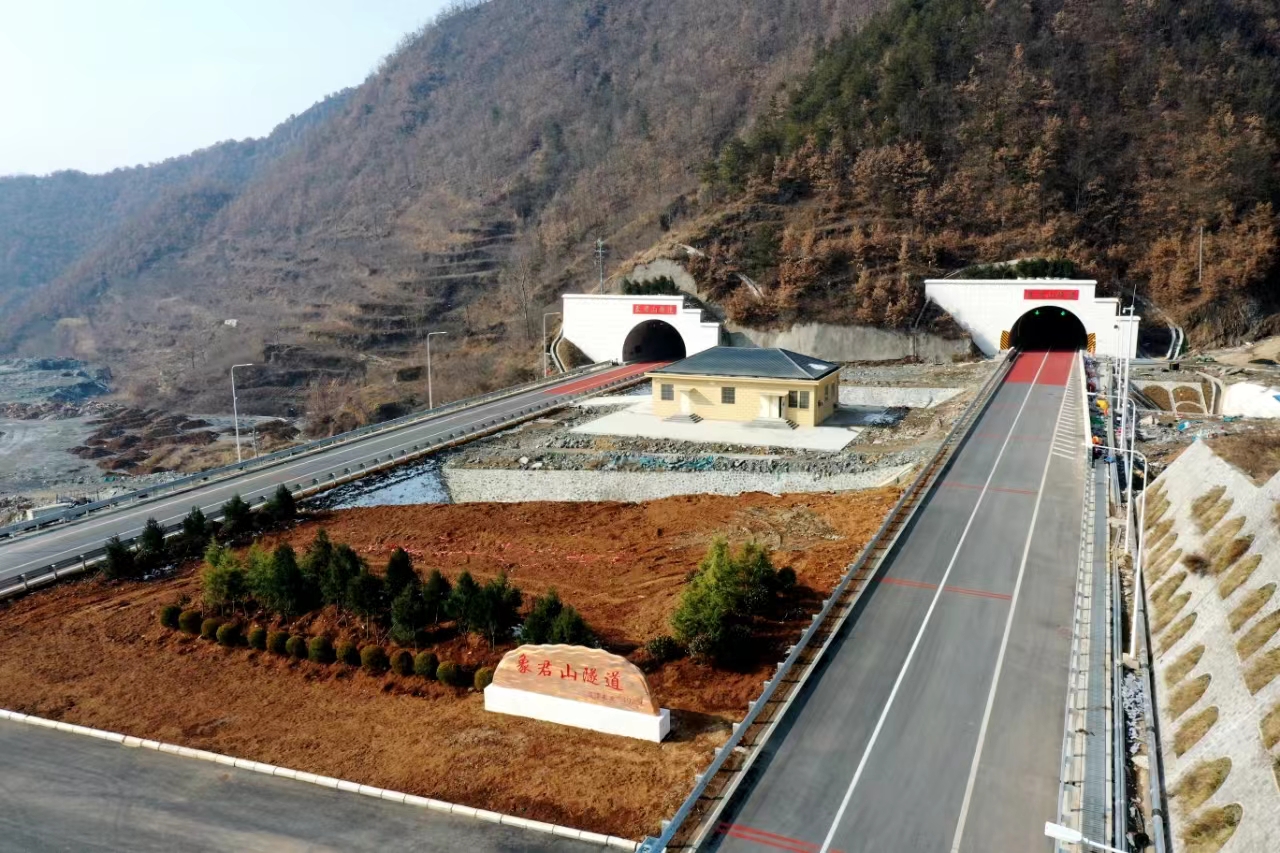 栾卢高速正式通车平均海拔超千米拿下全省多个最